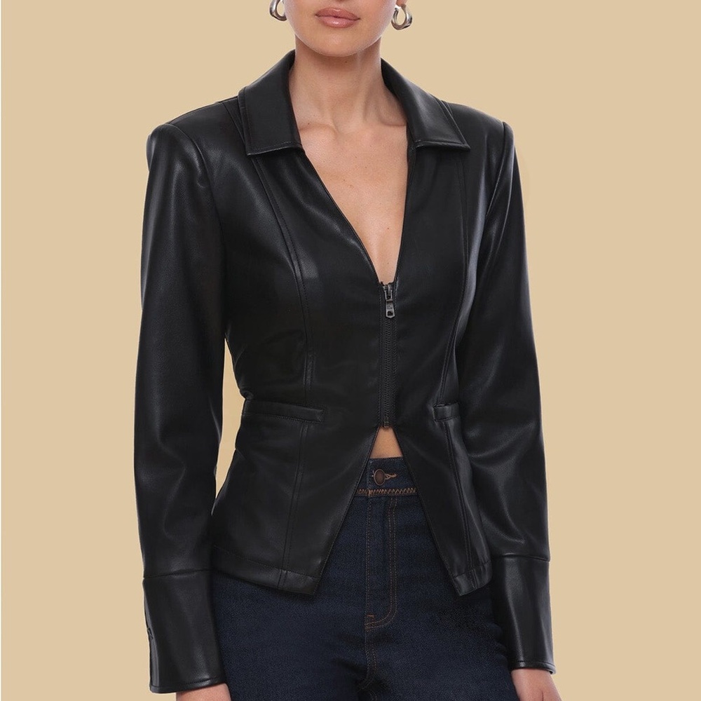 Stunning Faux-Ever Leather V-neck Cutaway Zip-Front Black jacket😍